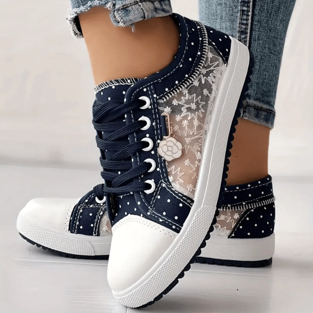 basket-noir-femme-dora-strike-luxe-pied