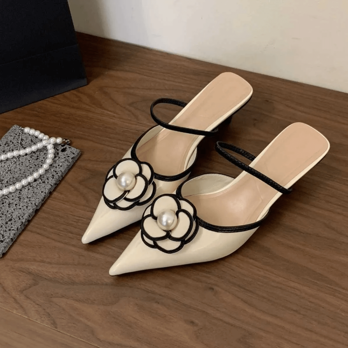 mules-pour-femme-flower-luxe-pied